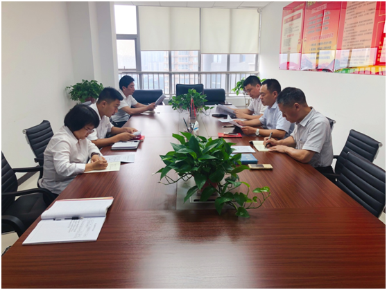 国鑫担保党支部召开专题会议传达学习集团公司2018年第二季度党组织书记座谈会会议精神及内容