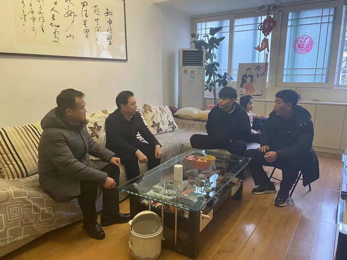春节走访慰问困难党员.jpg
