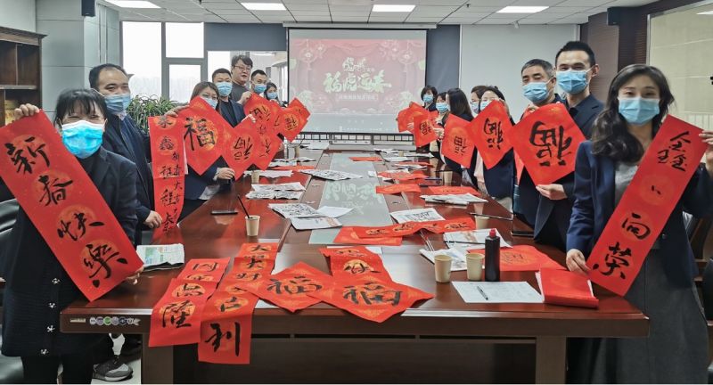 笔墨凝书香   新年送祝福 国鑫担保开展“新春送祝福”写春联活动
